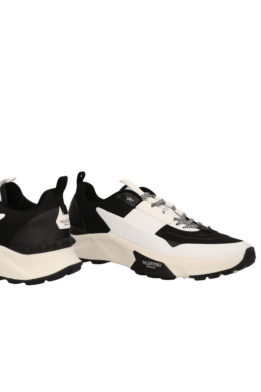 תמונת תקריב של נעלי סניקרס