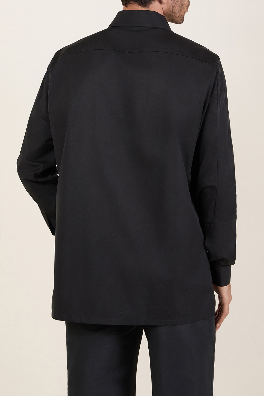 תמונת דוגמן אחורית של חולצת כפתורים