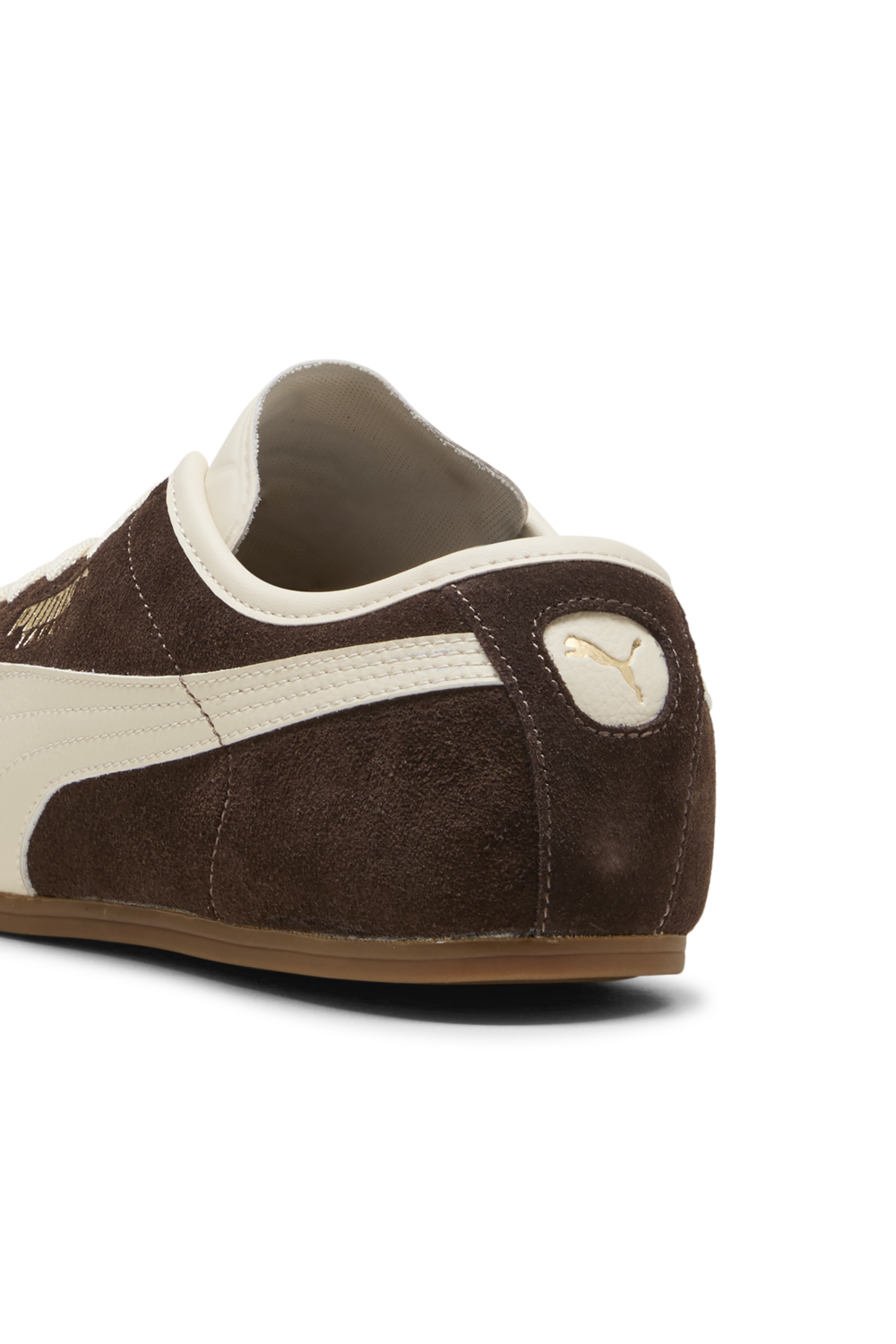 תמונת פנים של נעלי סניקרס טאקל