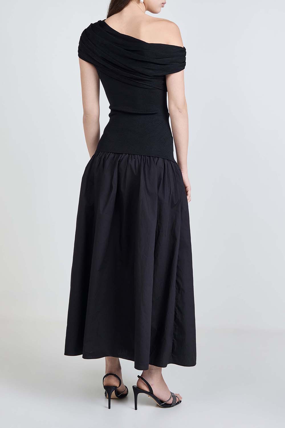 תמונת דוגמן אחורית של שמלת מידי א־סימטרית