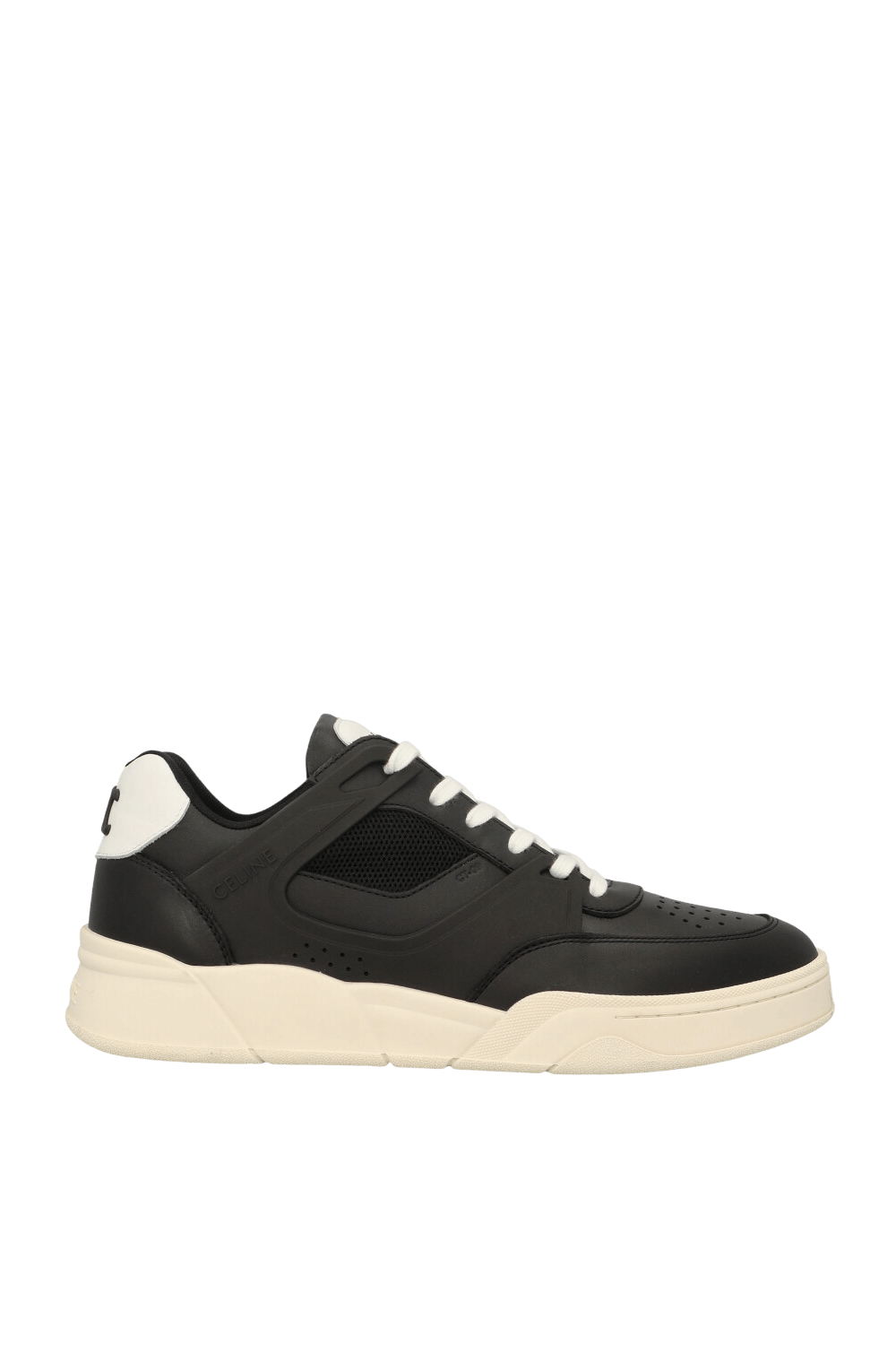 תמונה קידמית של נעלי סניקרס