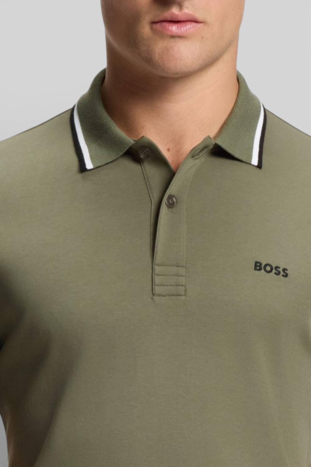 תמונת תקריב דוגמן של חולצת פולו