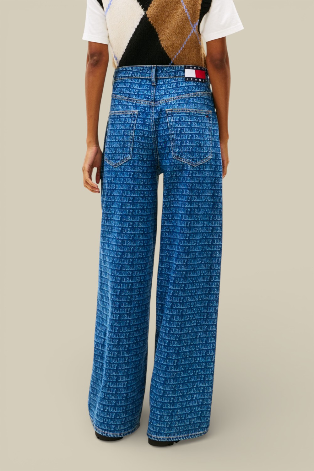 תמונת דוגמן אחורית של ג'ינס בגזרה משוחררת