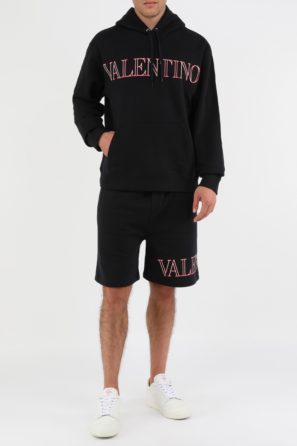 תמונת דוגמן קידמית של צמיד לוגו מטאלי כסוף