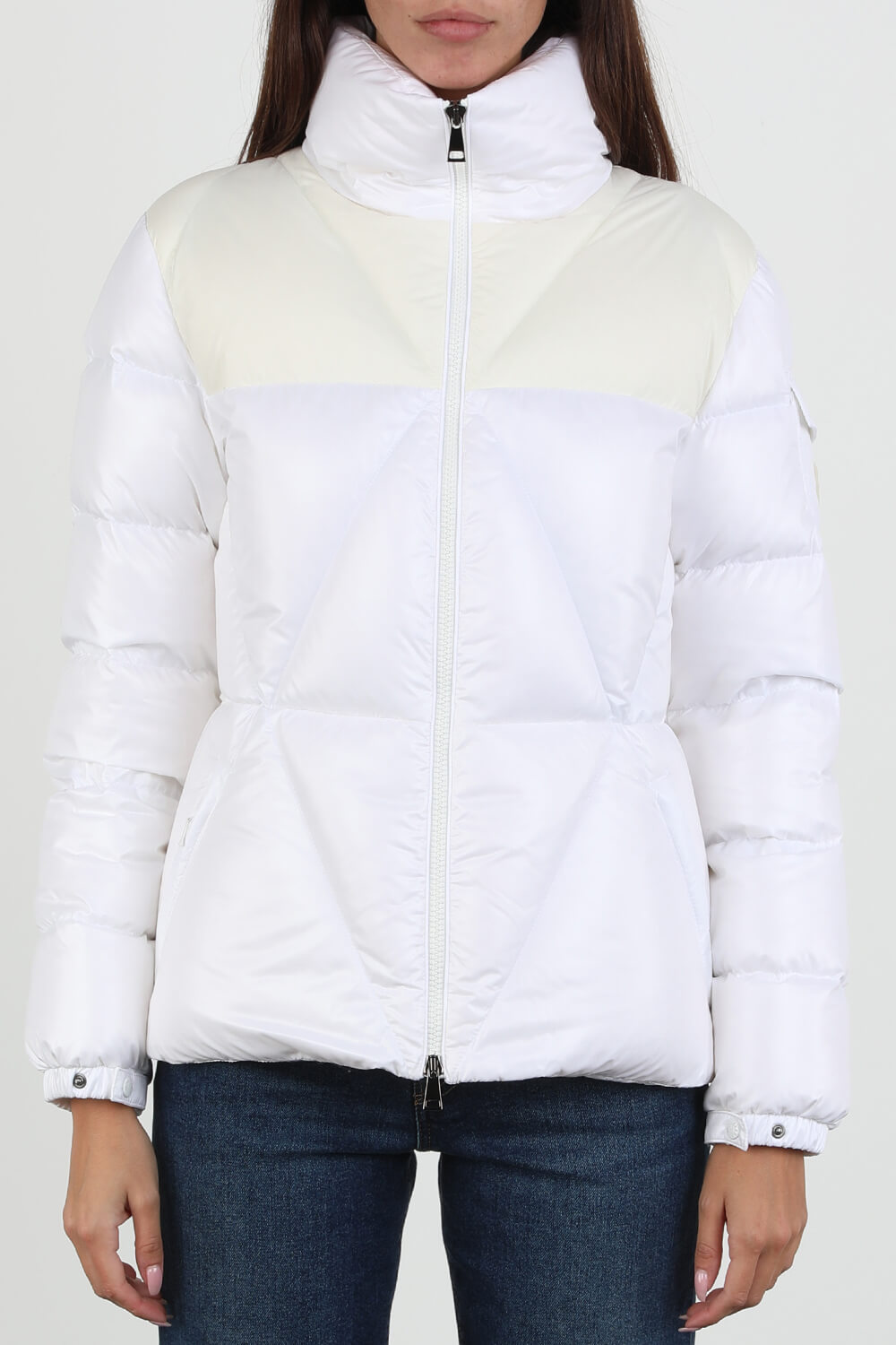 תמונת דוגמן קידמית של מעיל פאפר מרוכסן בגוון לבן