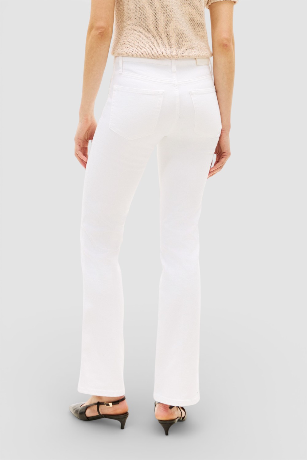 תמונת דוגמן אחורית של מכנסי ג'ינס בוטקאט