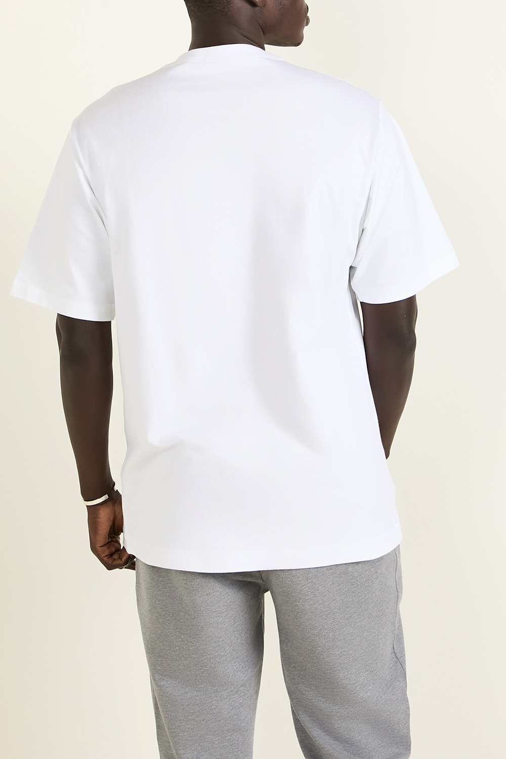 תמונת דוגמן אחורית של חולצת טי