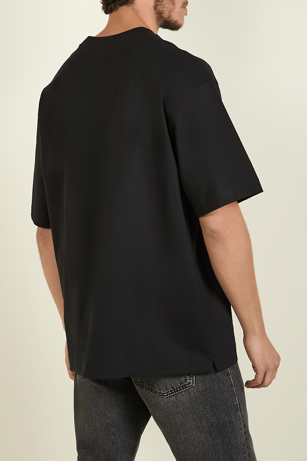 תמונת דוגמן אחורית של חולצת טי