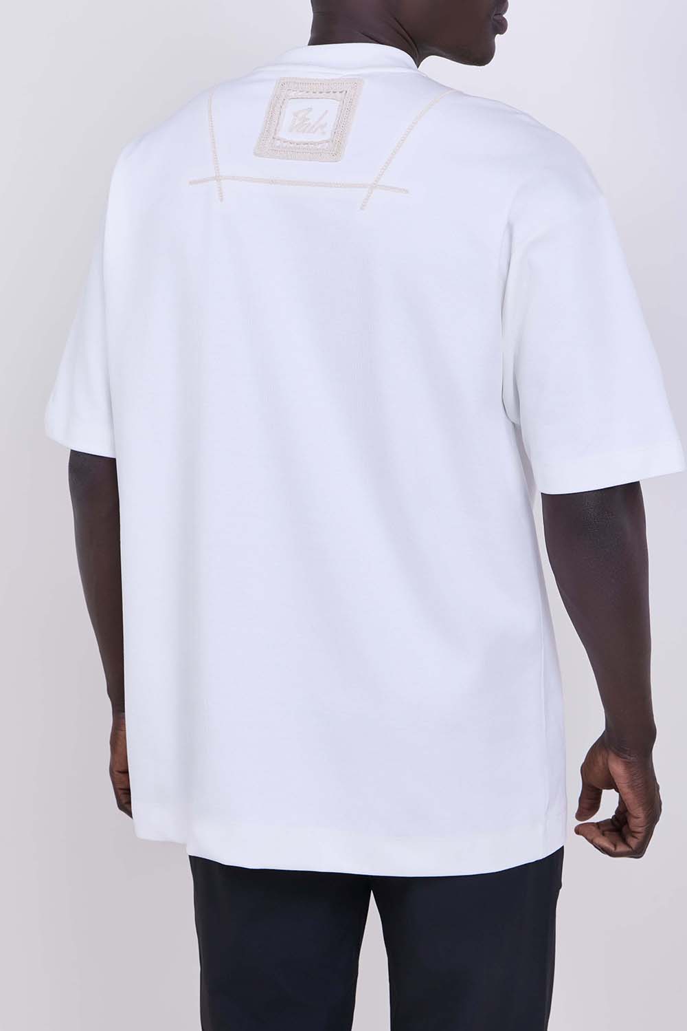 תמונת דוגמן אחורית של חולצת טי אוברסייז