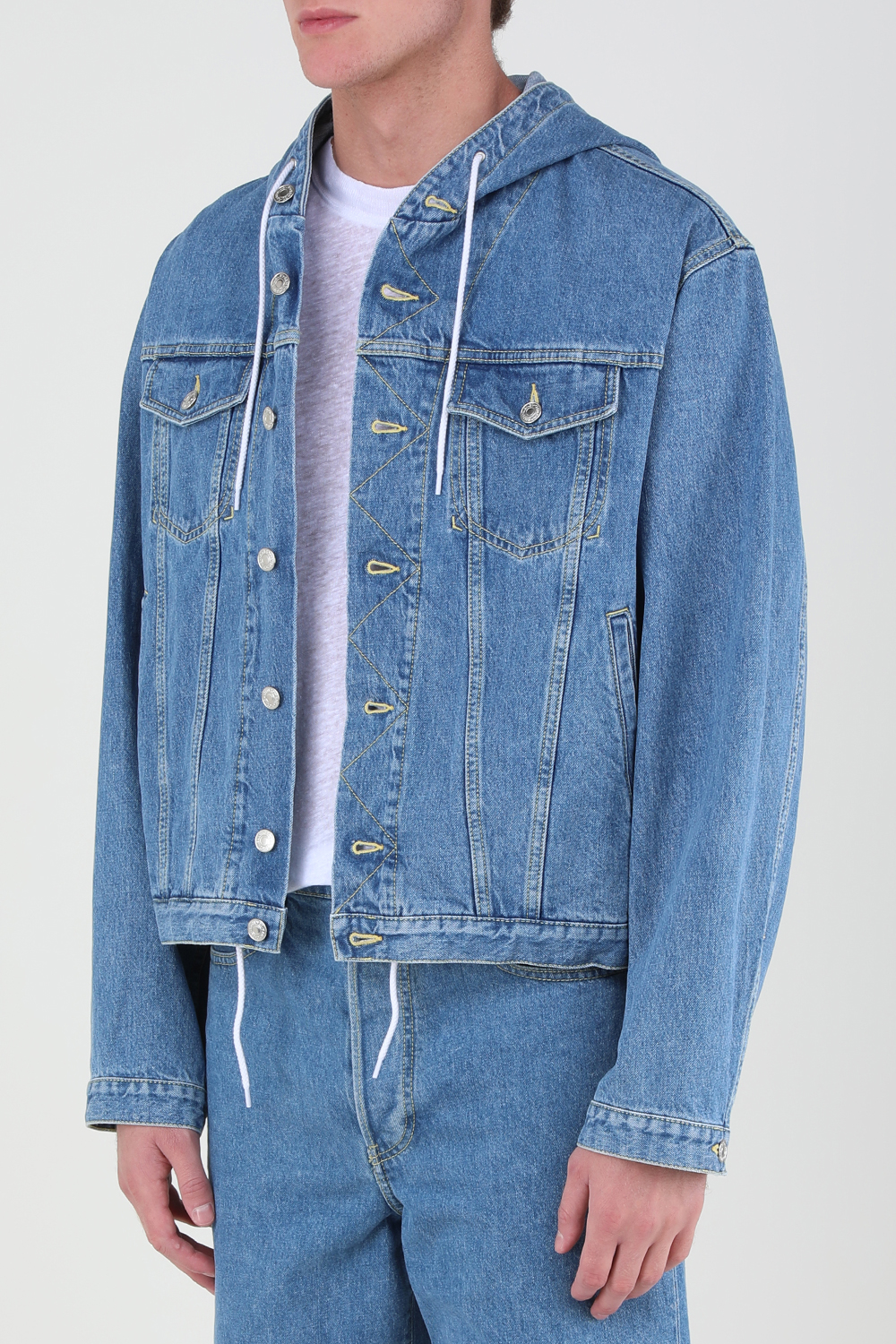 תמונת דוגמן קידמית של ז'קט ג'ינס עם כובע ושרוכים