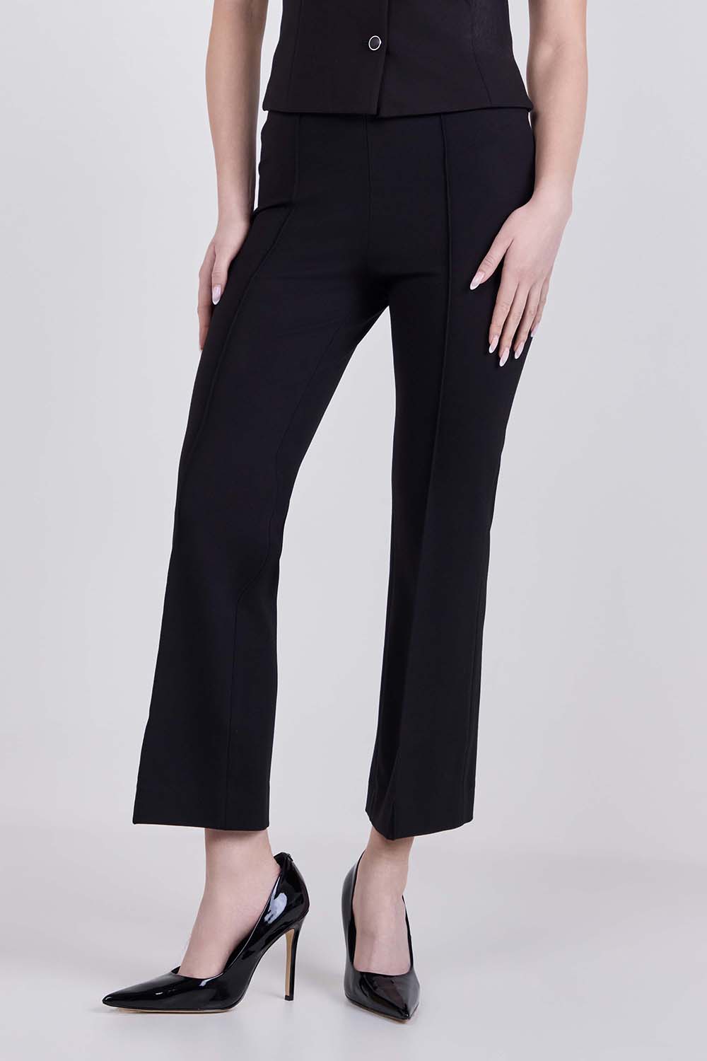 תמונת דוגמן קידמית של מכנסיים מחוייטים