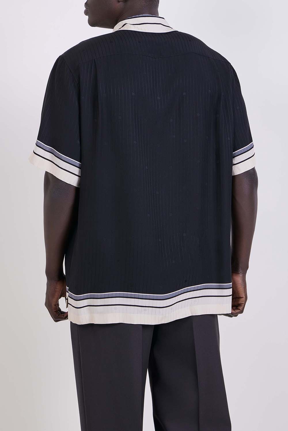 תמונת דוגמן אחורית של חולצת כפתורים משי