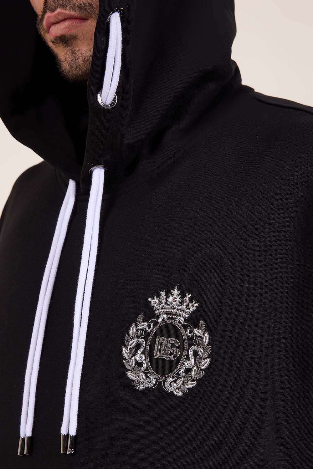 תמונת תקריב דוגמן של סווטשירט קפוצ'ון