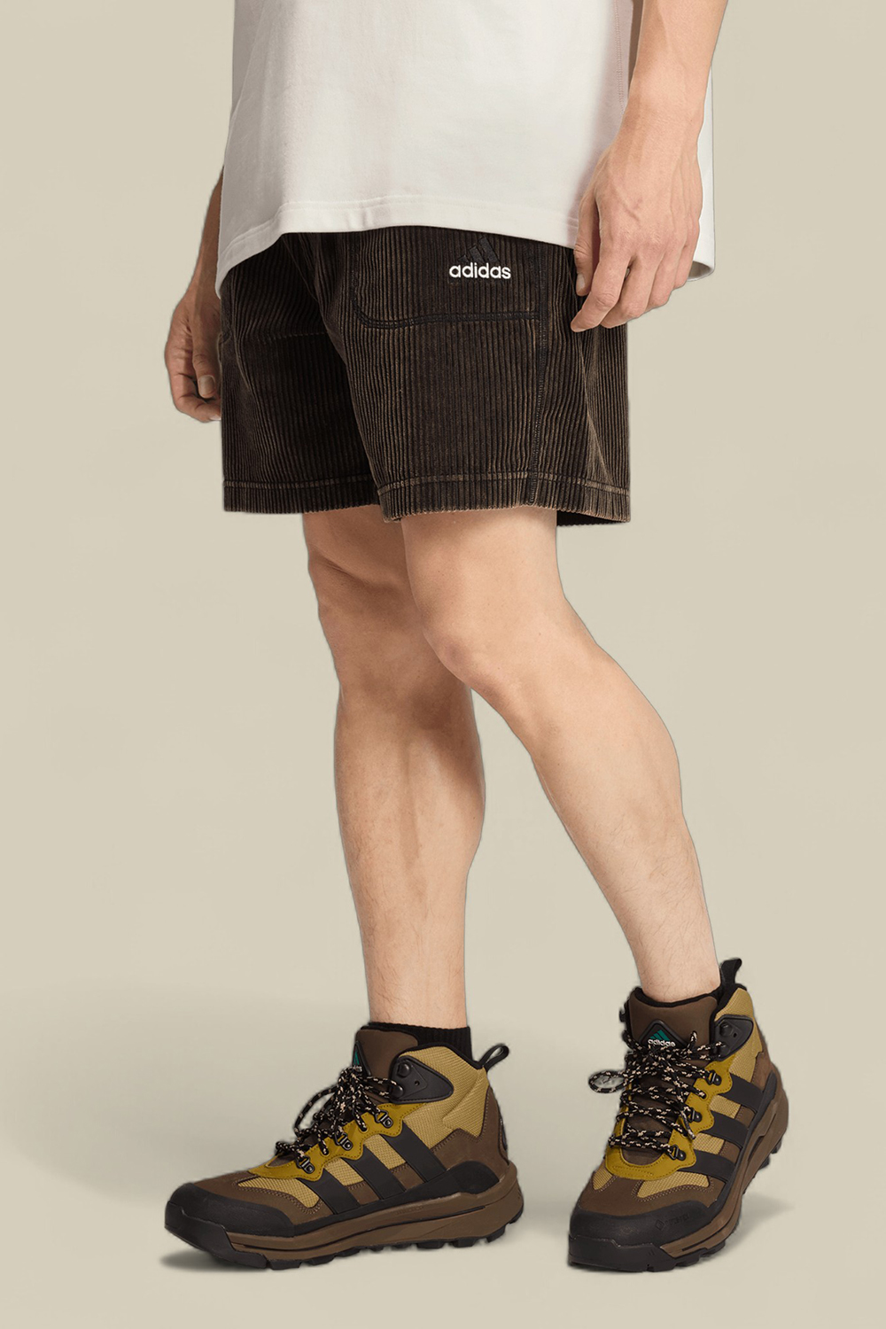 תמונת דוגמן קידמית של מכנסיים קצרים קורדרוי