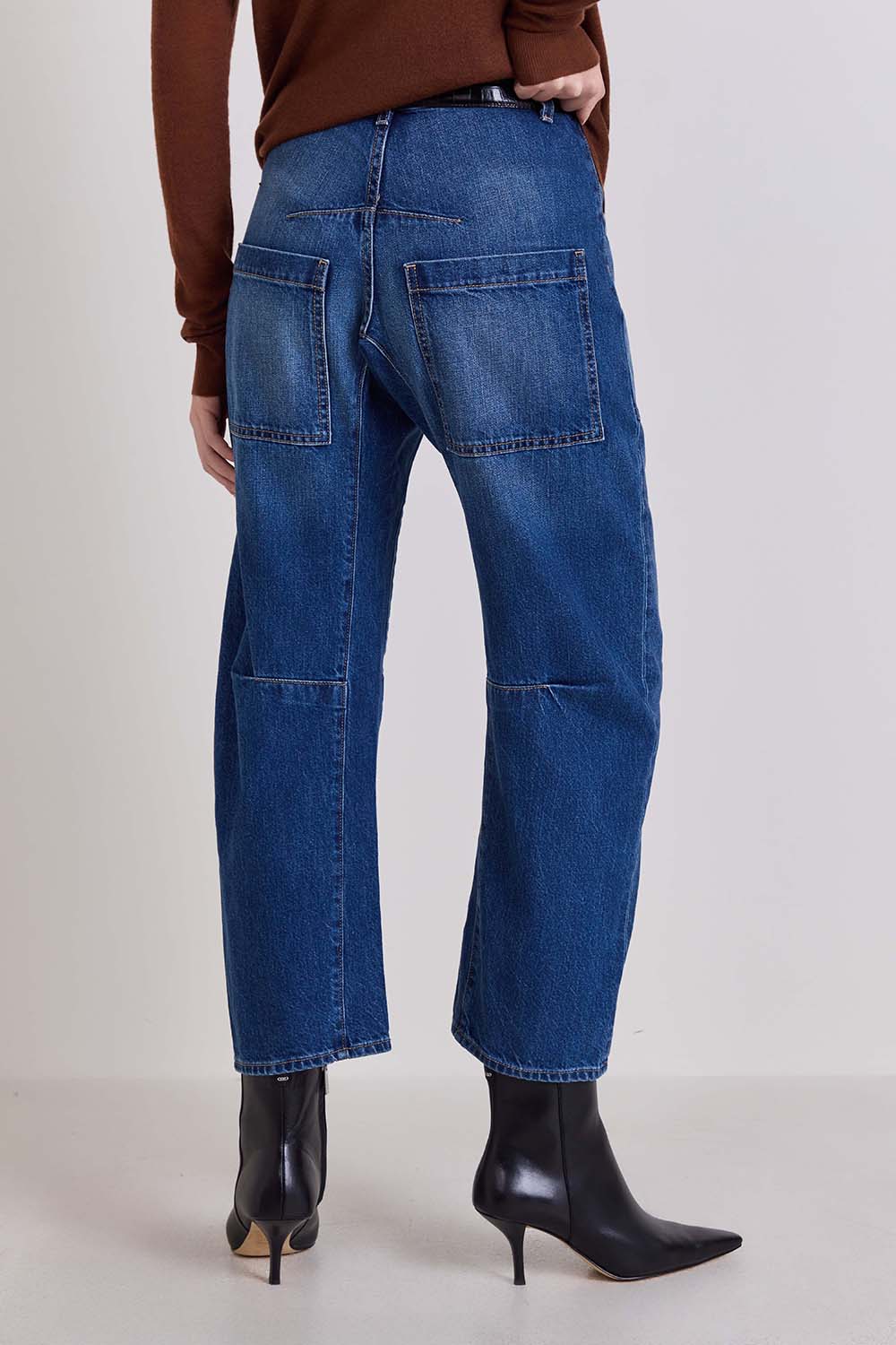 תמונת דוגמן אחורית של מכנסי ג'ינס בגזרת ברל