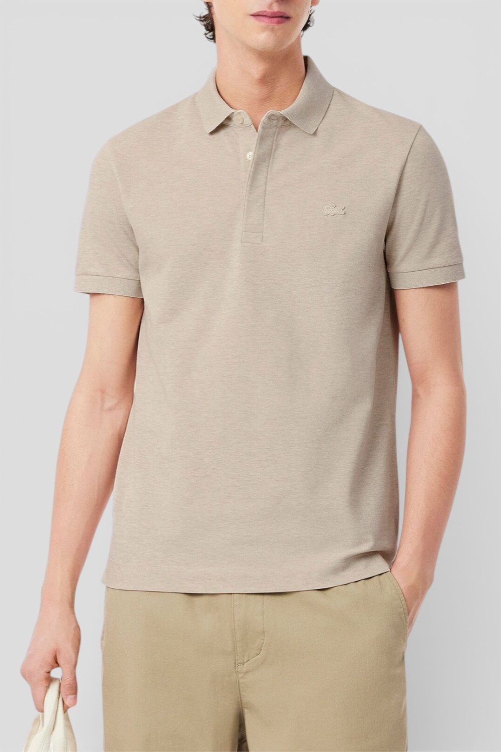 תמונת דוגמן קידמית של חולצת פולו קצרה