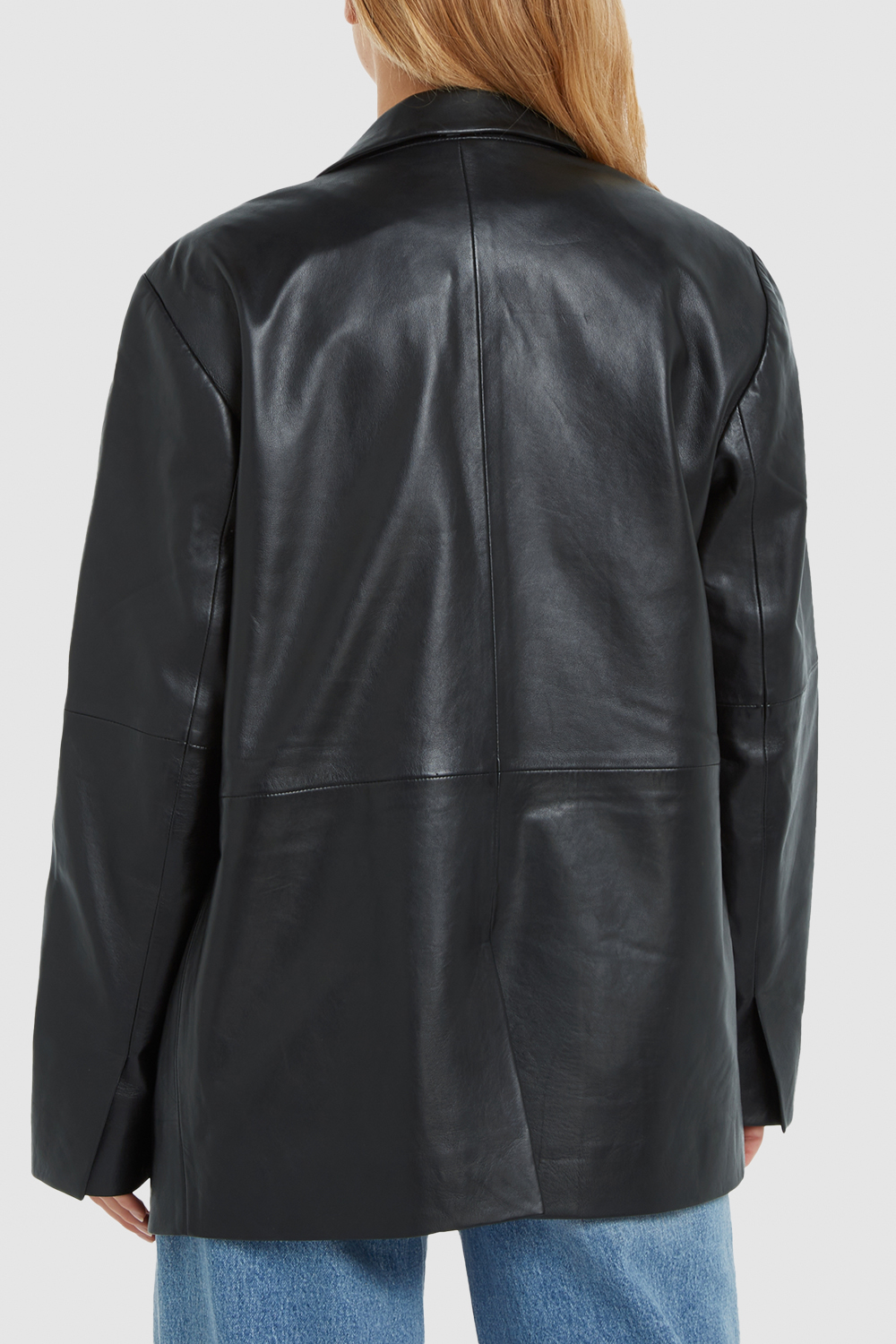 תמונת דוגמן אחורית של בלייזר עור שחור