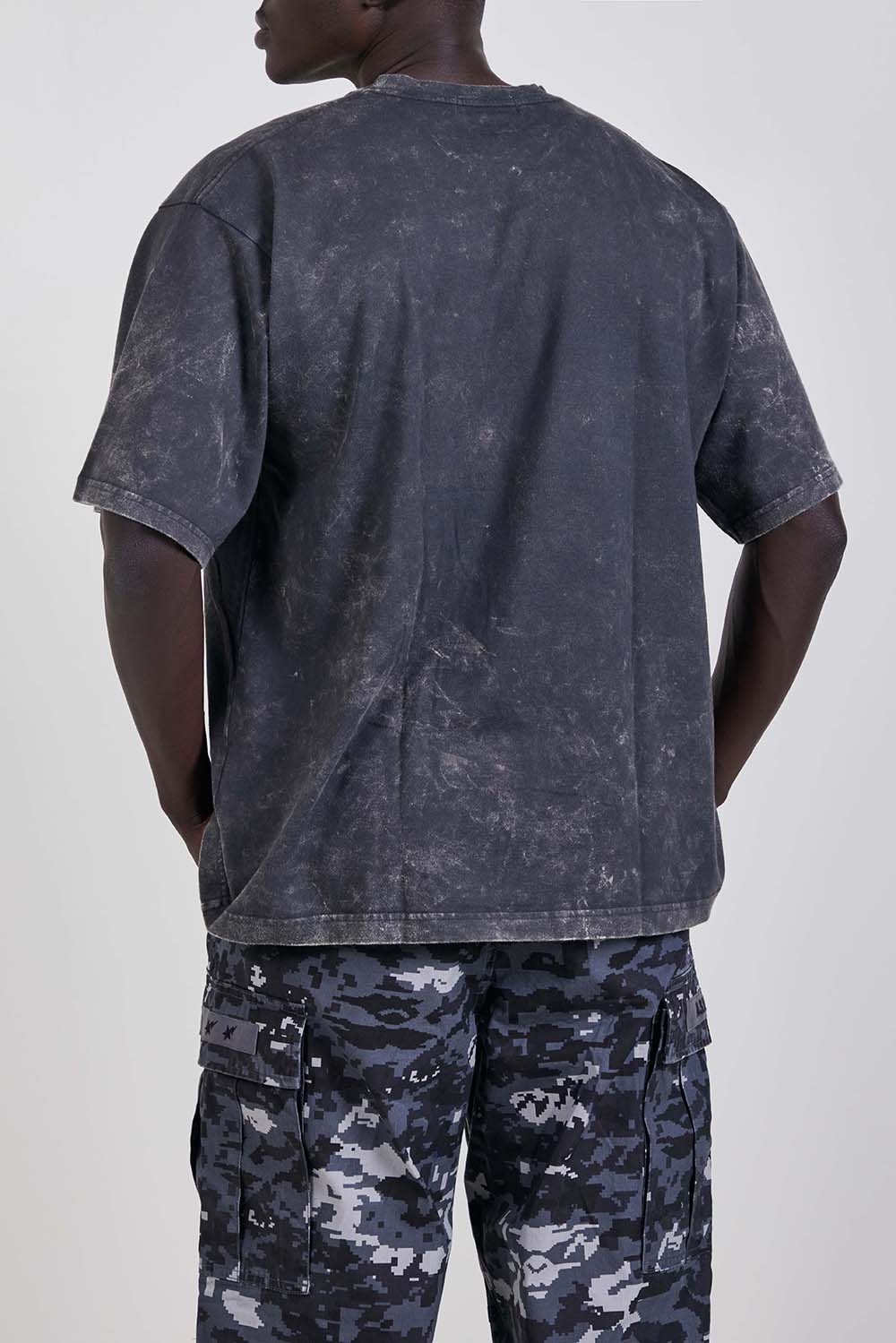 תמונת דוגמן אחורית של חולצת טי