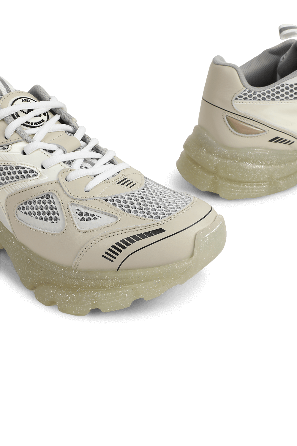 תמונת תקריב של נעלי סניקרס מרתון עם סולייה מנצנצת