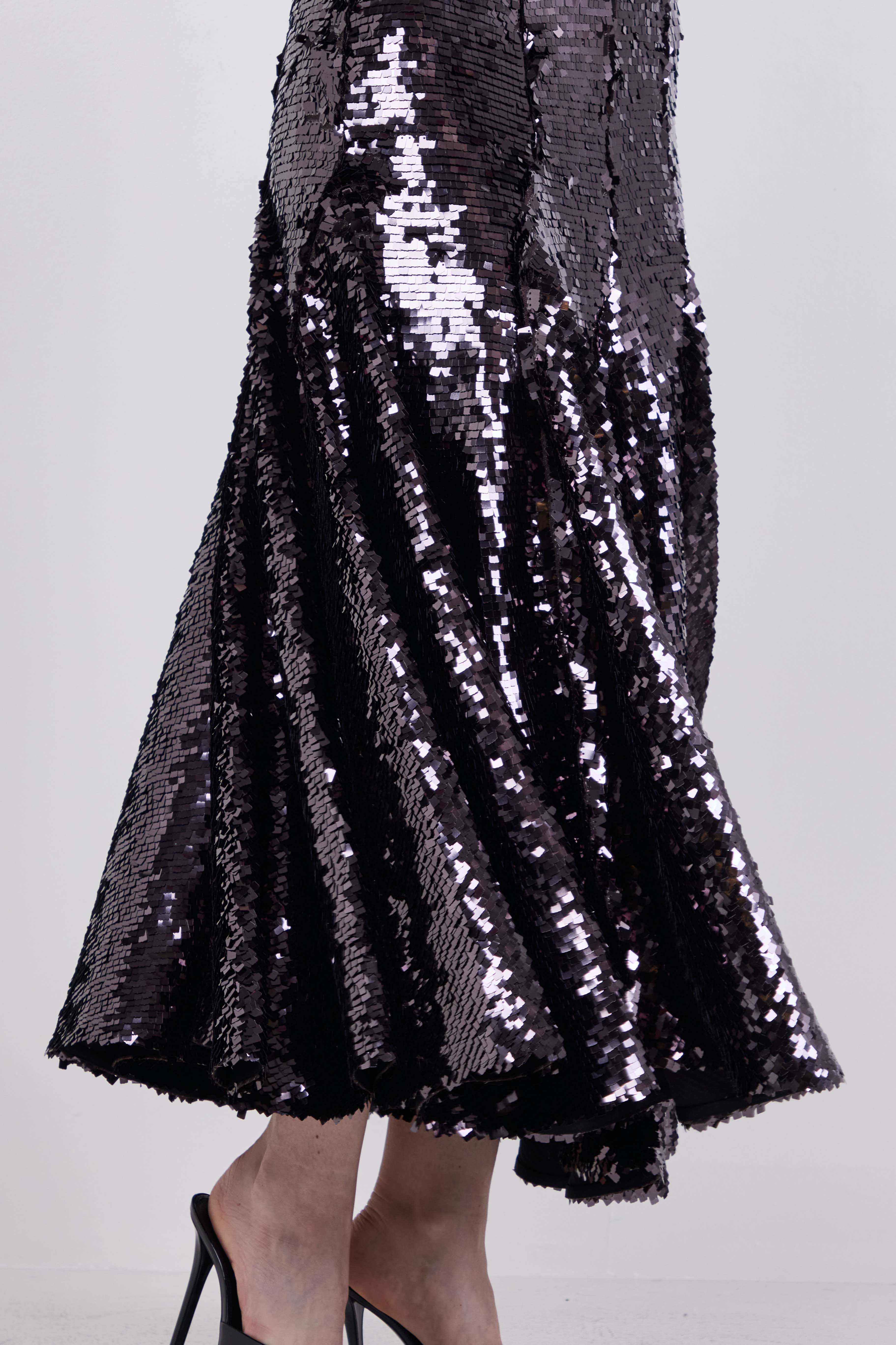 תמונת תקריב דוגמן של שמלת מידי פאייטים