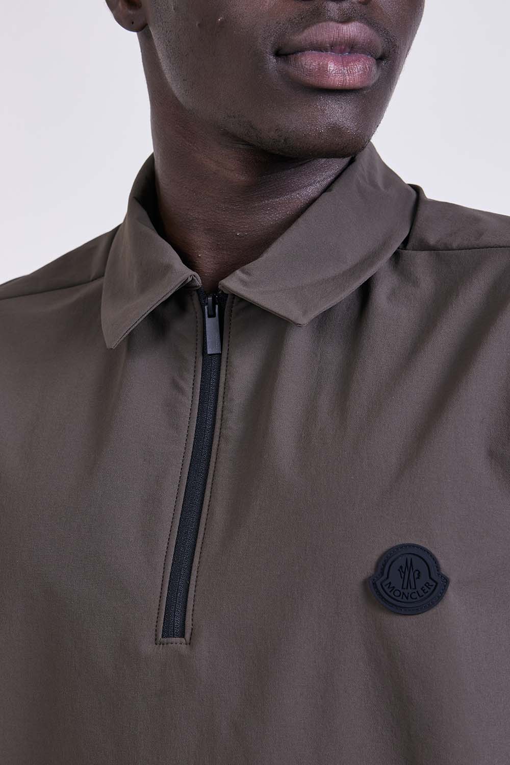 תמונת תקריב דוגמן של חולצת פולו