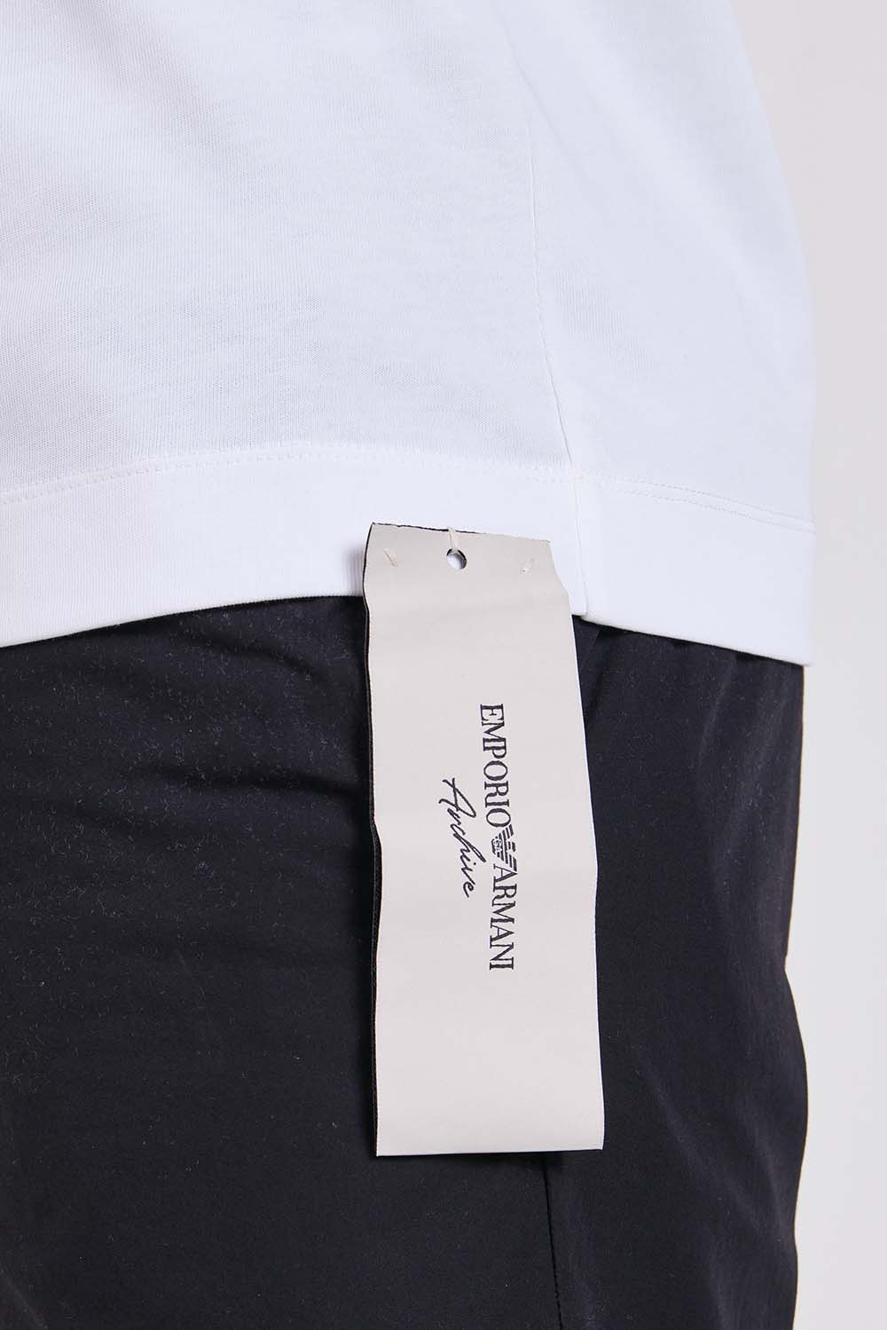 תמונת תקריב דוגמן של חולצת טי בגזרת סלים