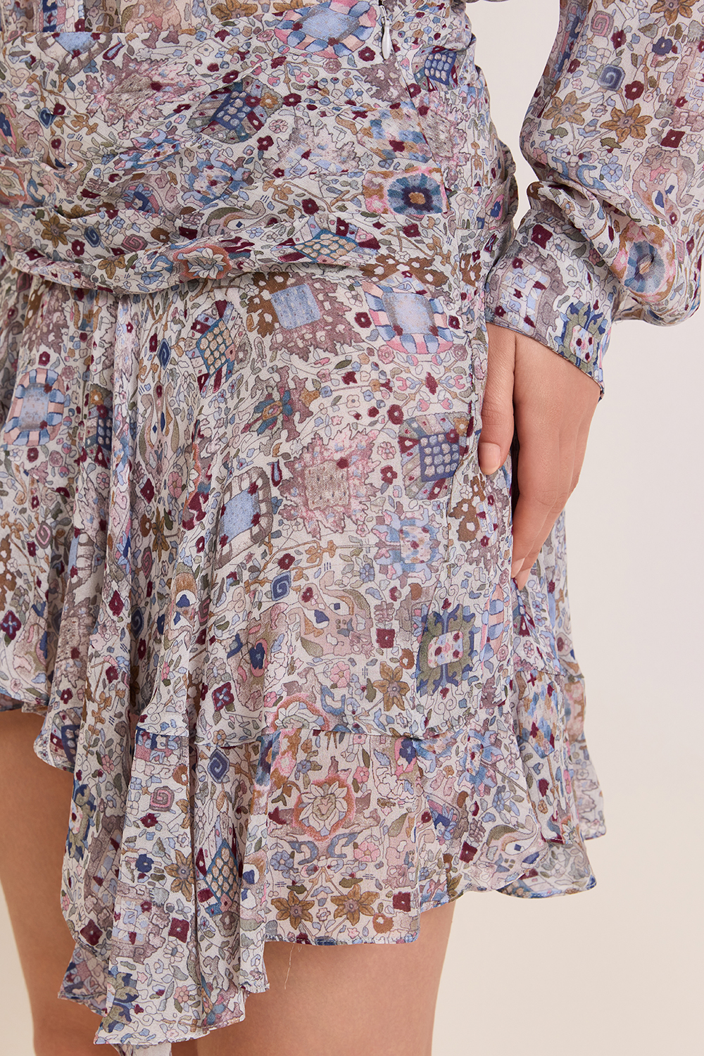 תמונת תקריב דוגמן של חצאית מיני משוחררת