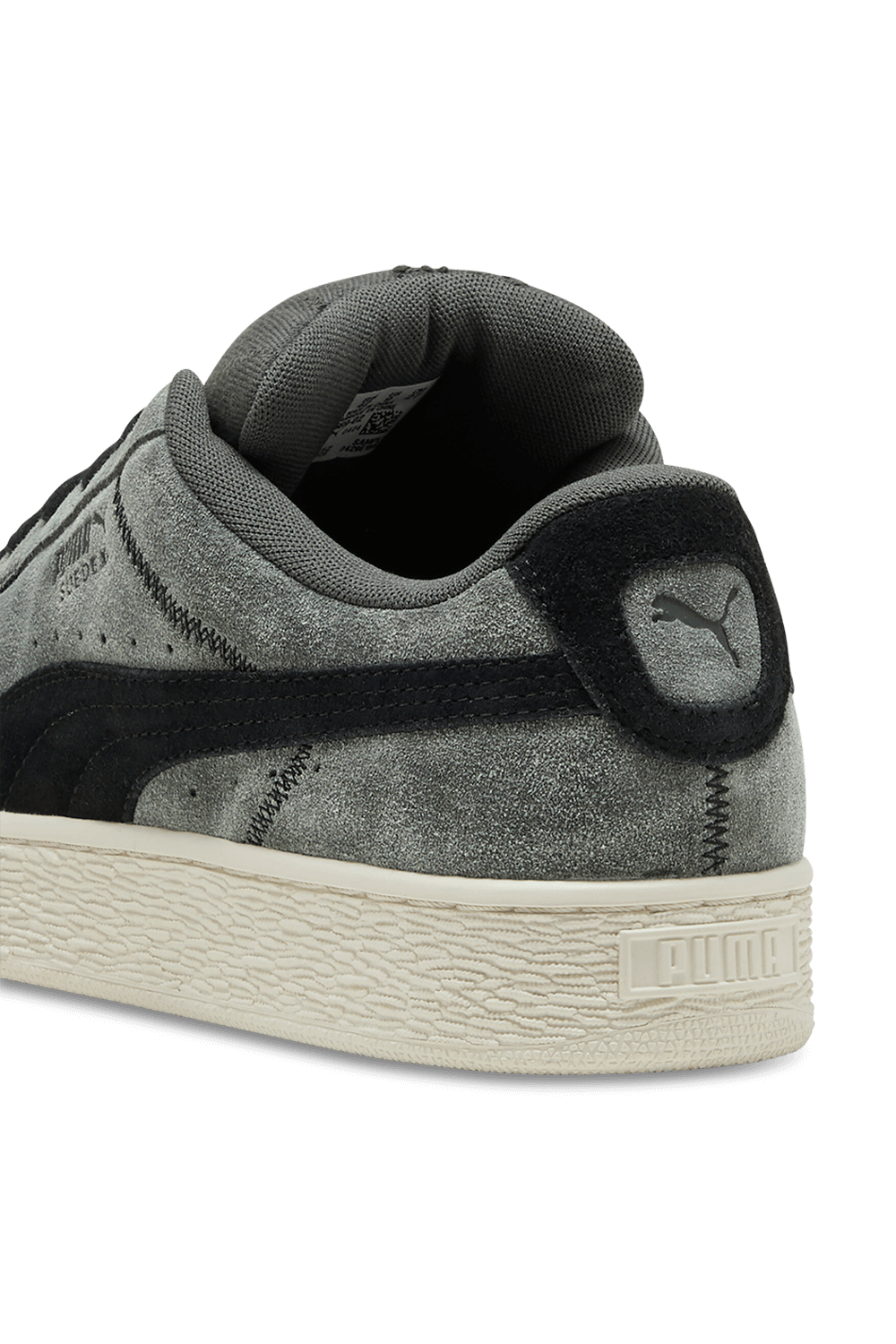 תמונת תקריב של נעלי סניקרס סוויד XL