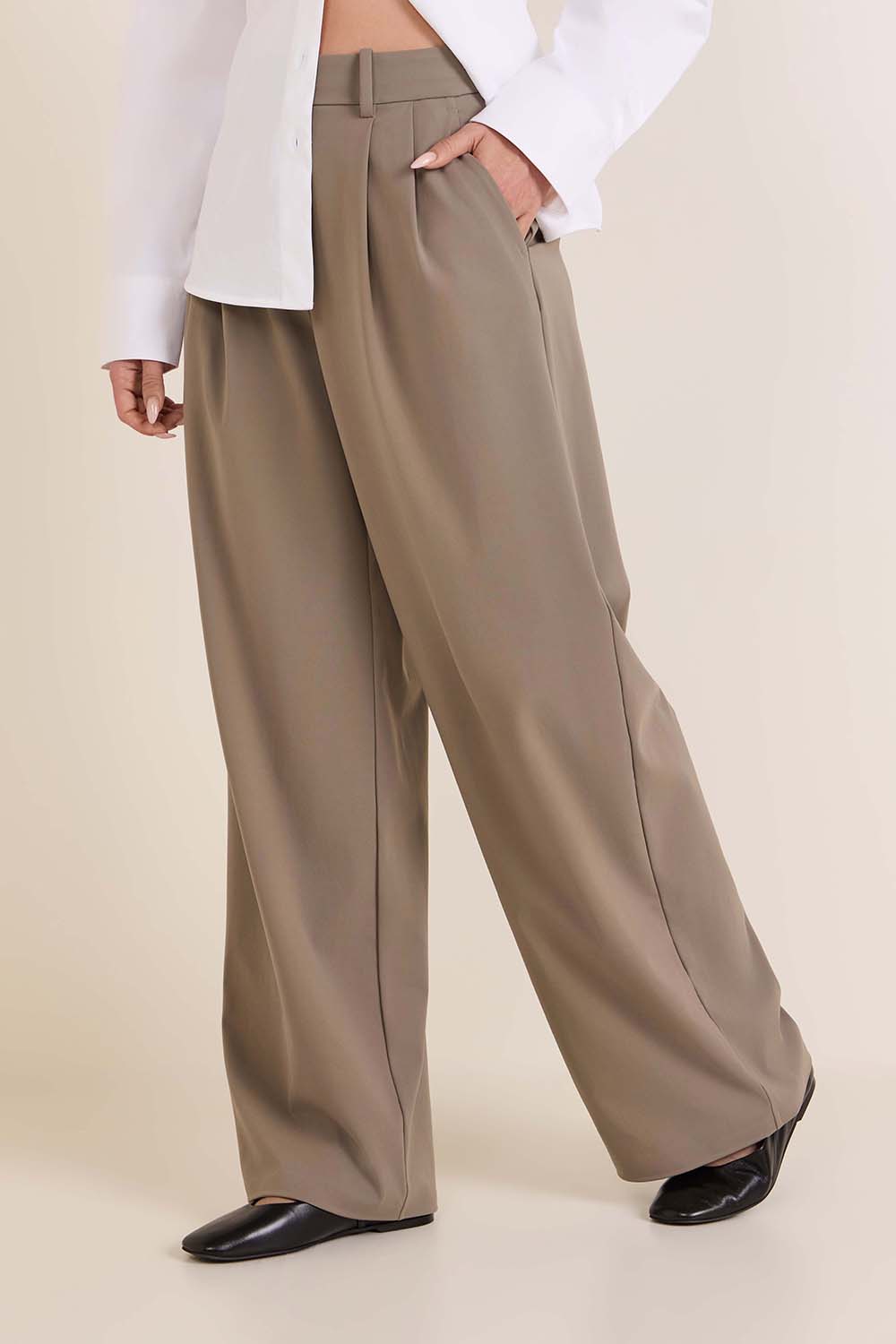 תמונת דוגמן קידמית של Daydrift High-Rise Tapered Trouser *Regular