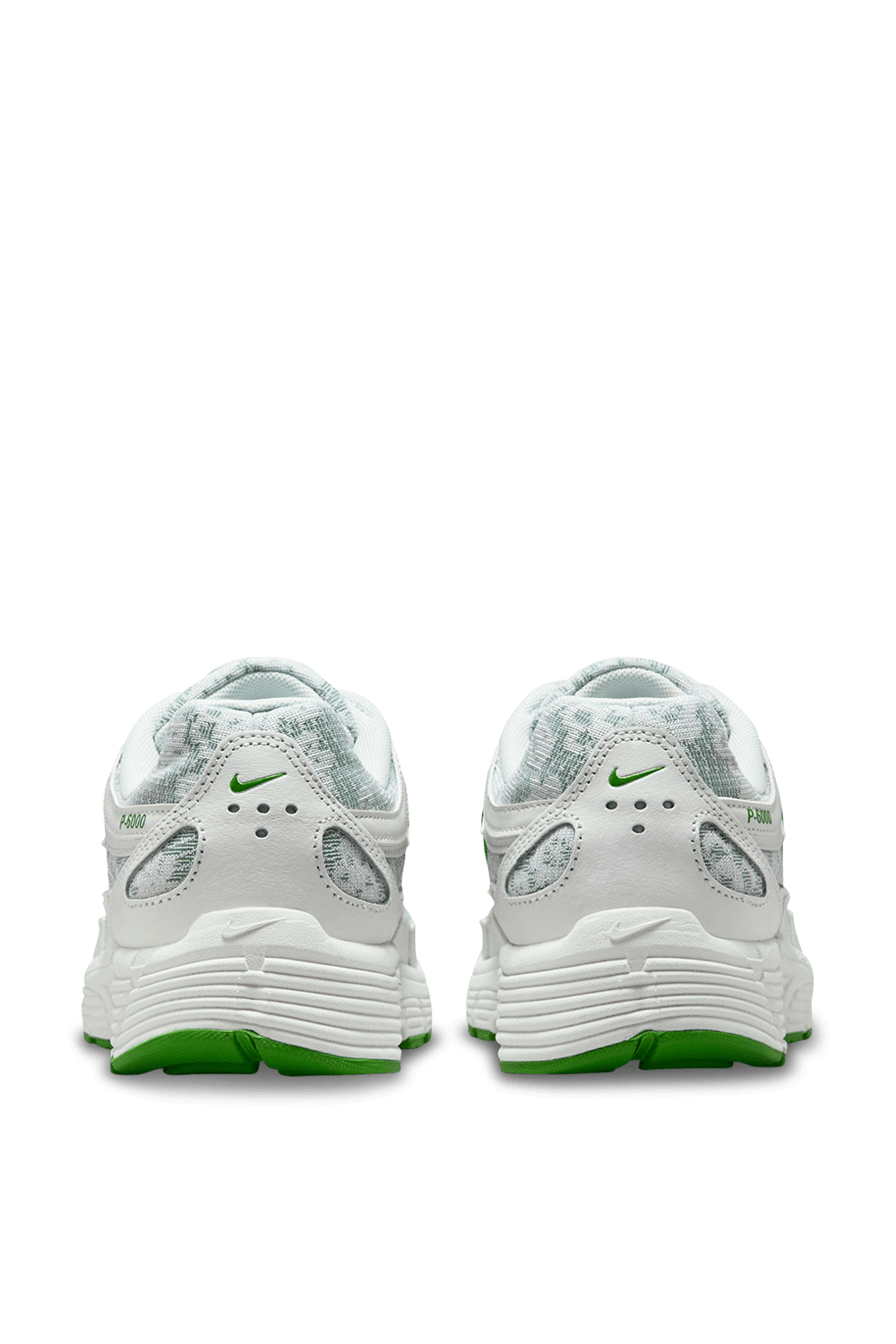 תמונת תקריב של נעלי ריצה פי - 6000