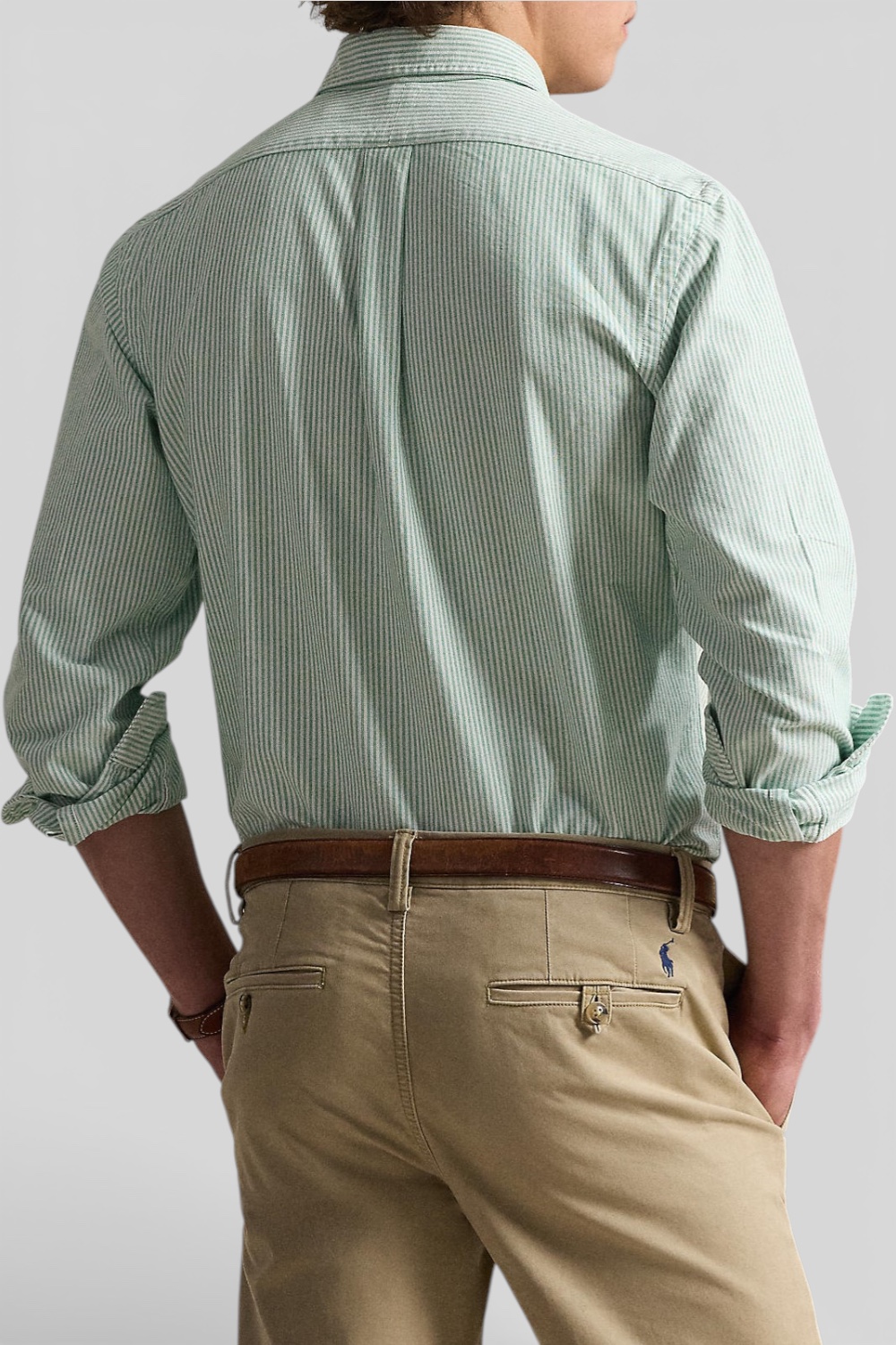 תמונת דוגמן אחורית של חולצה מכופתרת