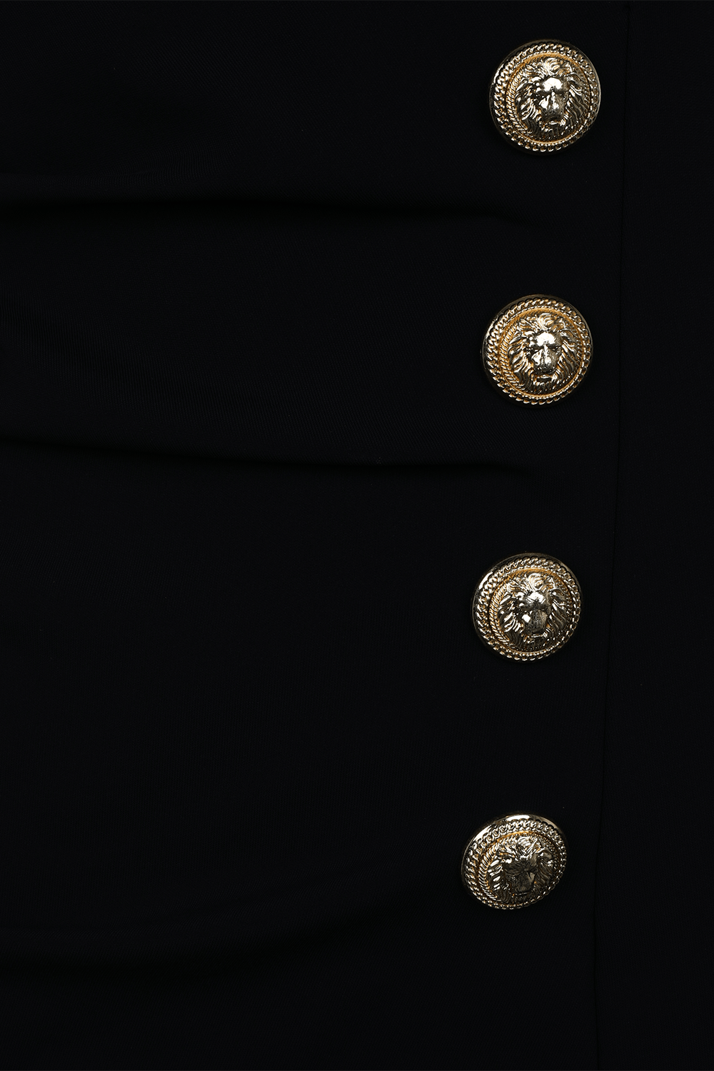 תמונה אחורית של שמלת מיני עם כפתורים