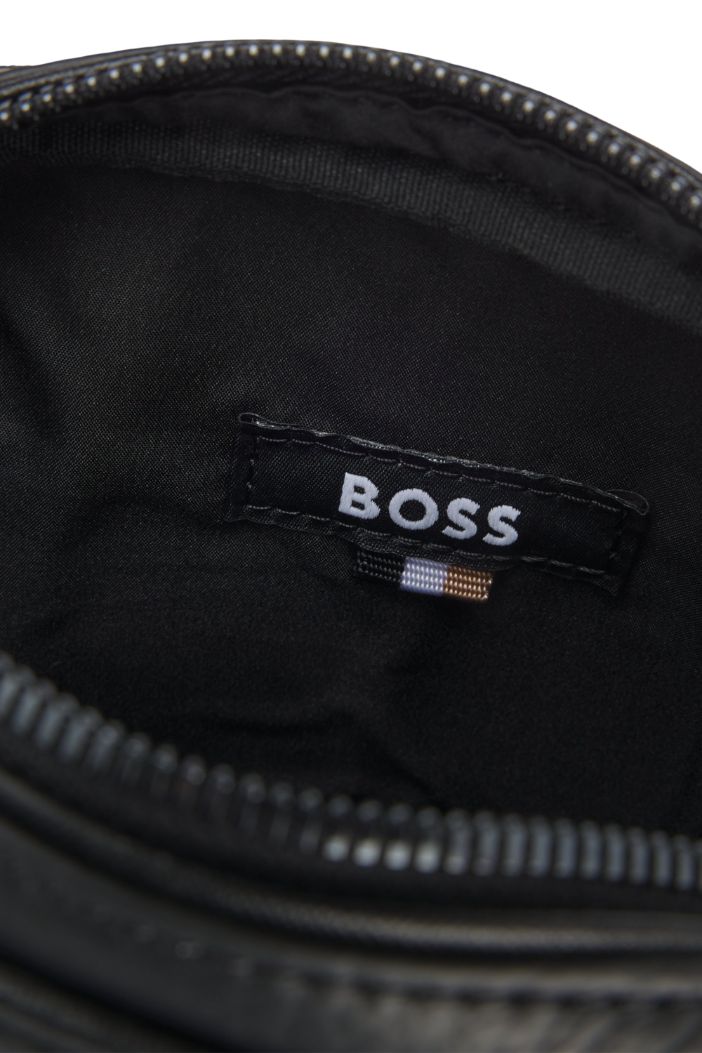 תמונה אחורית של תיק קרוסבודי