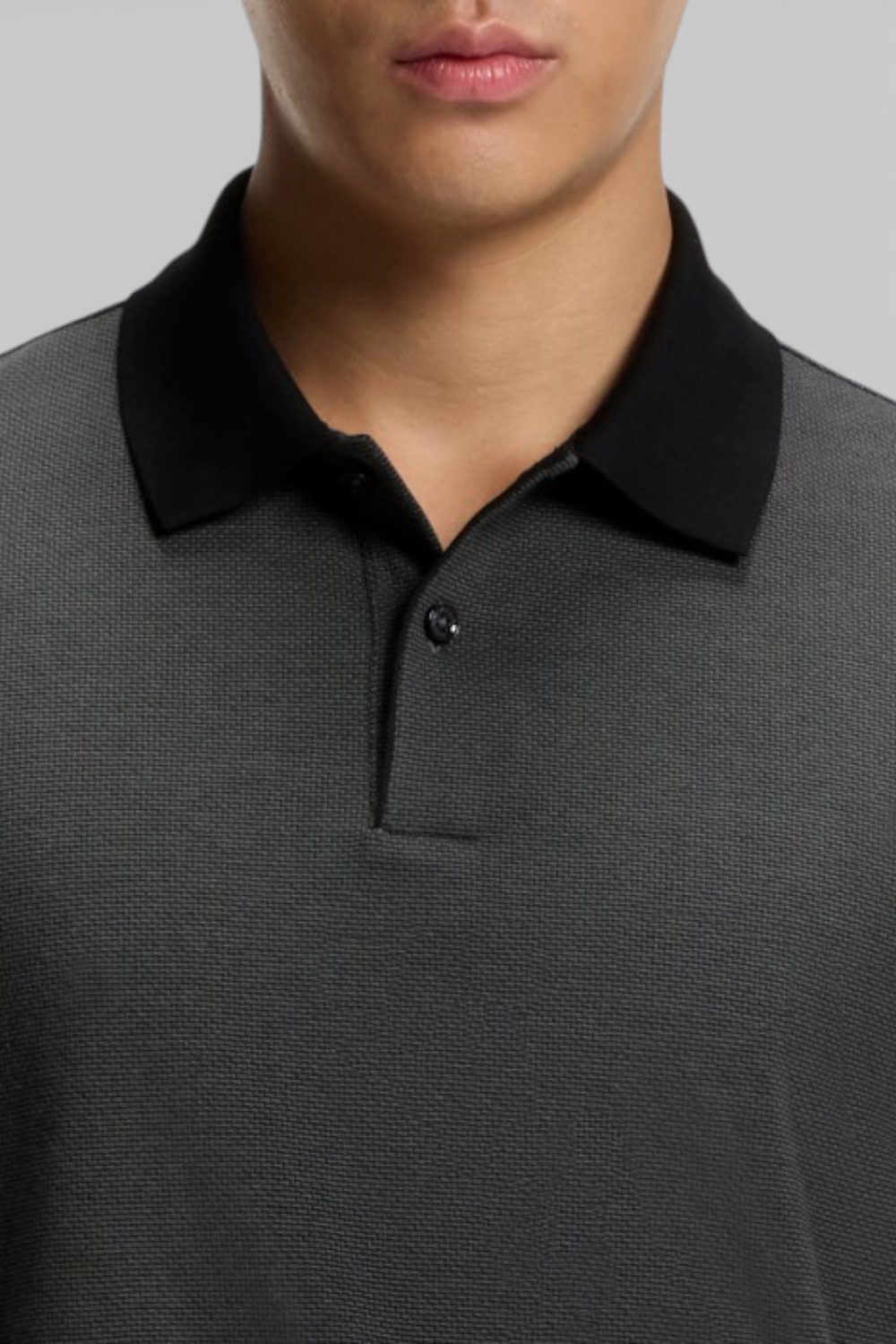 תמונת תקריב דוגמן של חולצת פולו