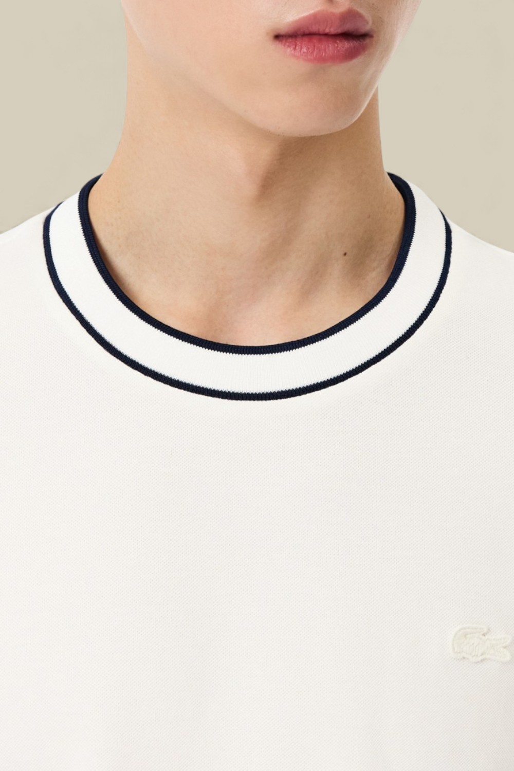 תמונת תקריב דוגמן של חולצת טי פיקה