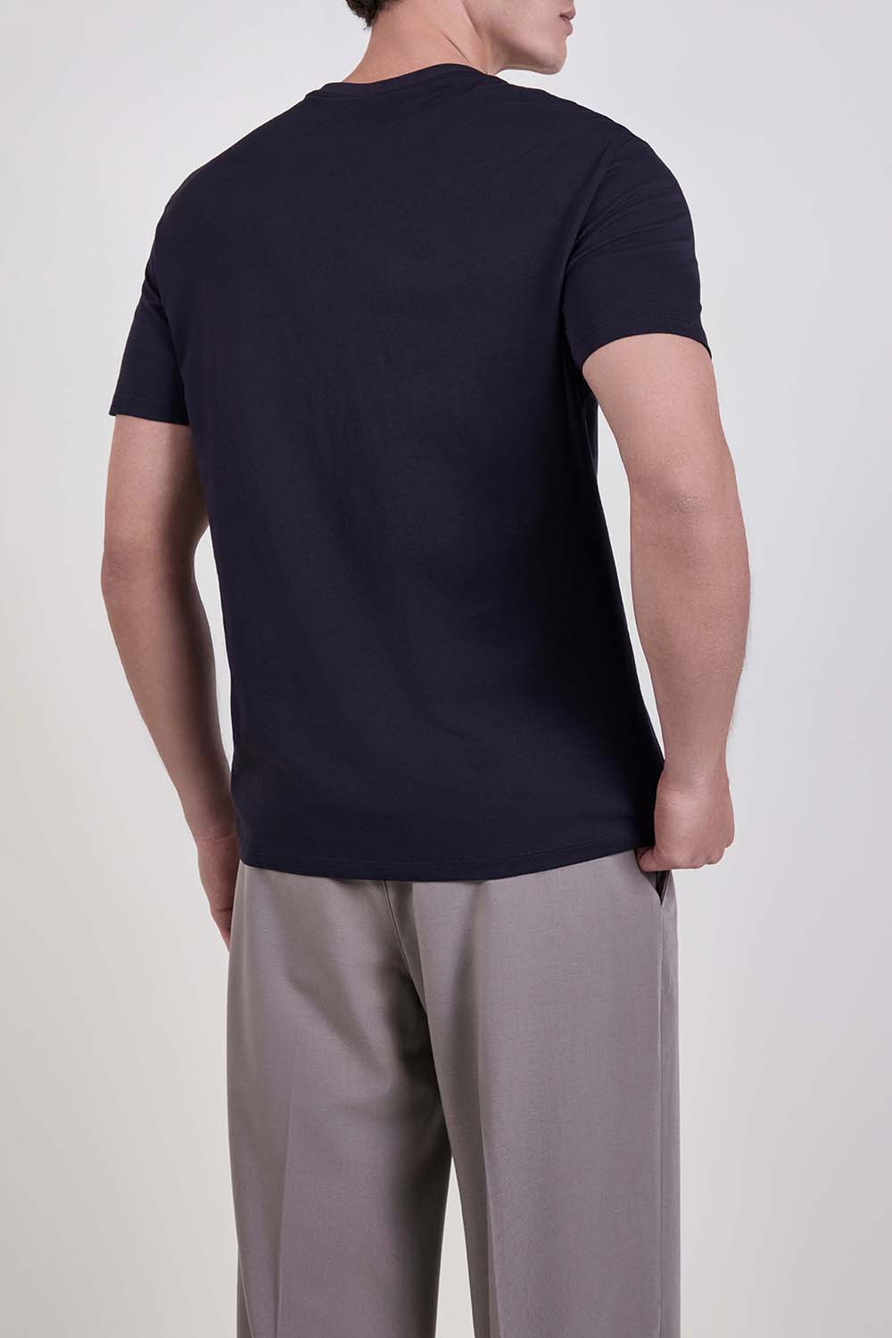 תמונת דוגמן אחורית של חולצת טי בגזרת סלים