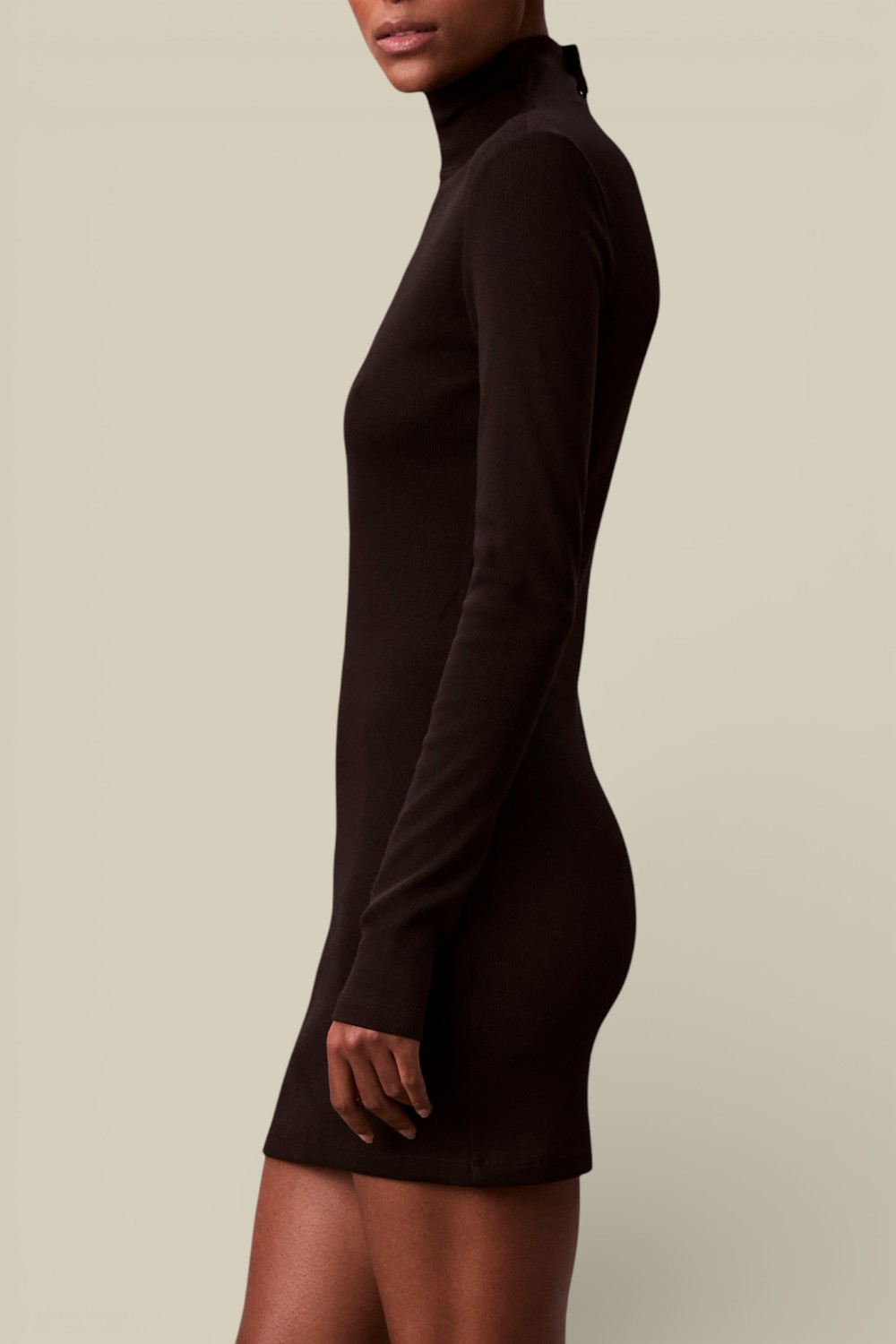 תמונת דוגמן אחורית של שמלת מיני גולף