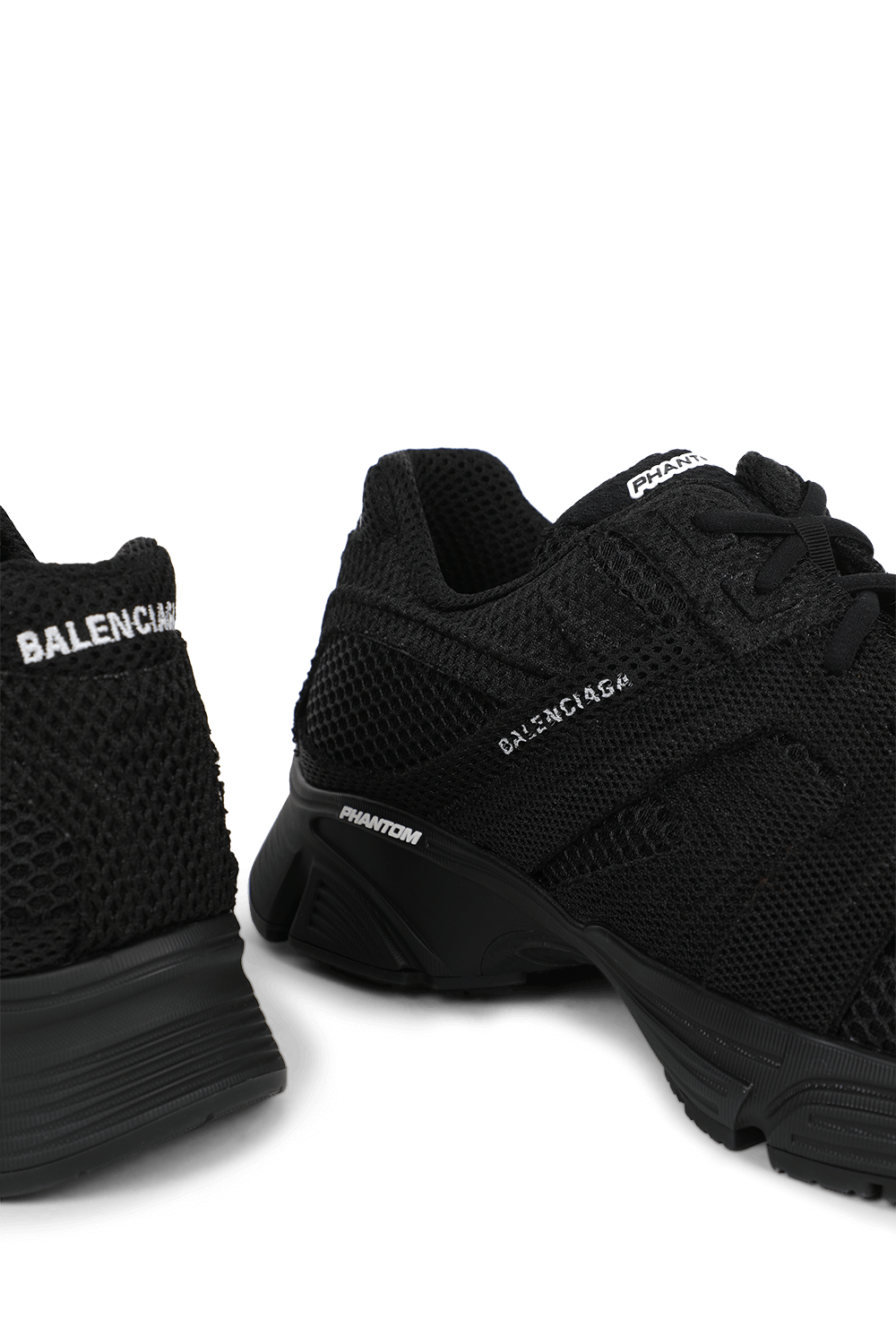 תמונת תקריב של סניקרס פאנטום בשחור