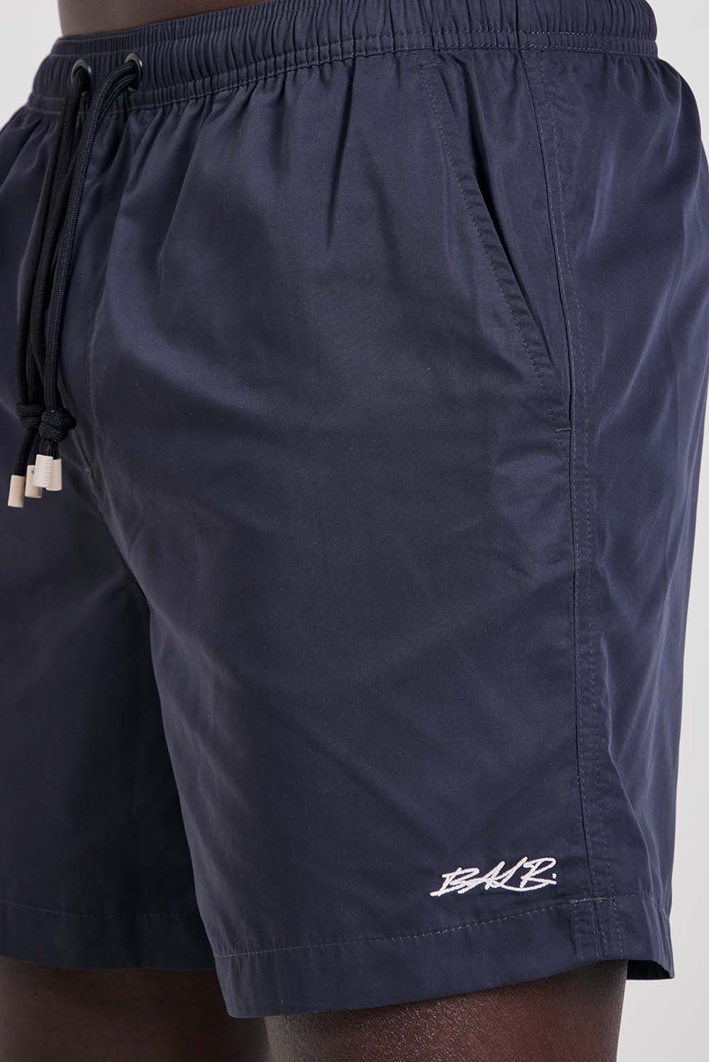 תמונת תקריב דוגמן של מכנסי בגד ים