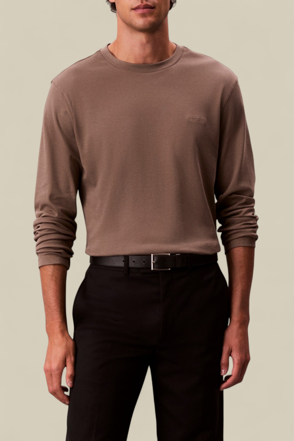 תמונת דוגמן קידמית של חולצת טי שרוול ארוך