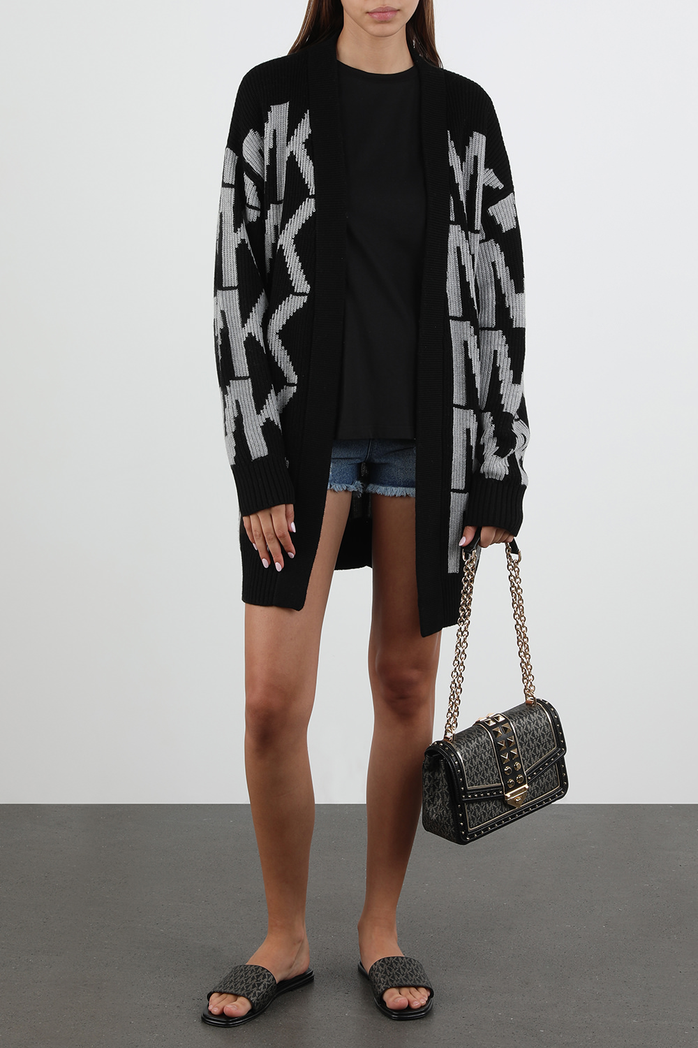 תמונת דוגמן קידמית של מייקל קורס X 007 ג'יימס בונד תיק צד סוהו בצבע שחור מונוגרמי 