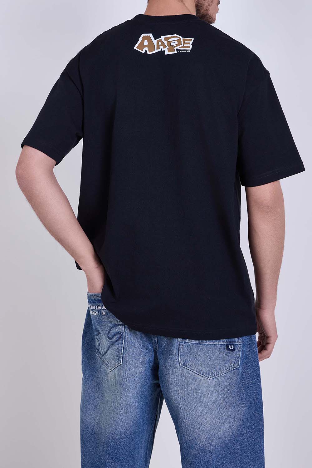 תמונת דוגמן אחורית של חולצת טי