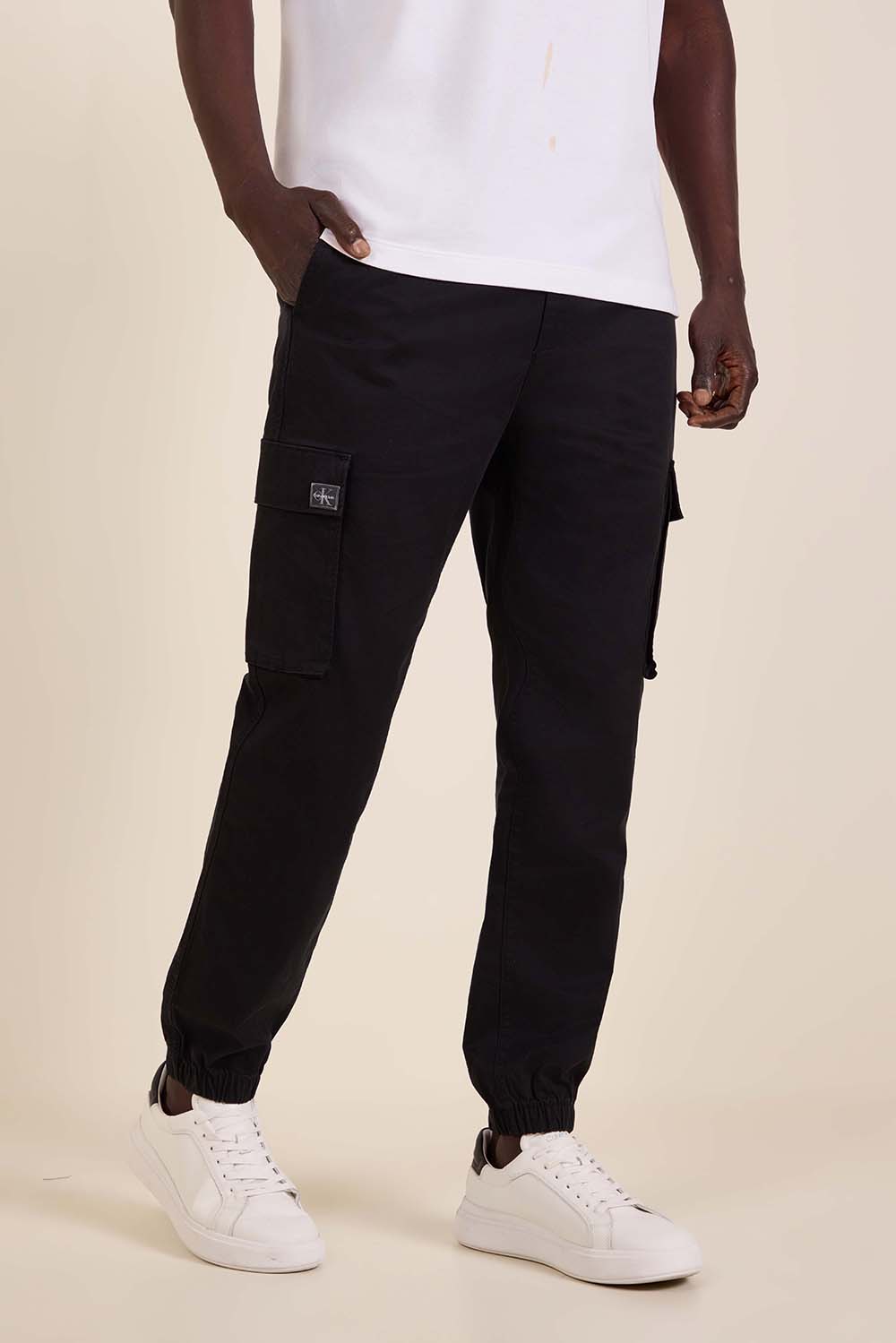 תמונת דוגמן קידמית של מכנסי קרגו