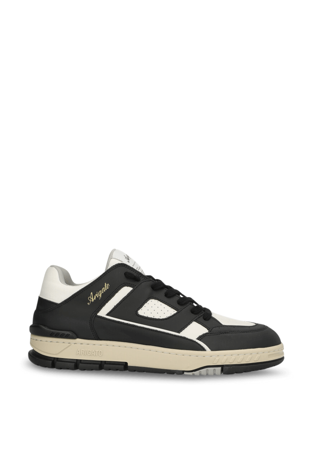 תמונה קידמית של נעלי סניקרס