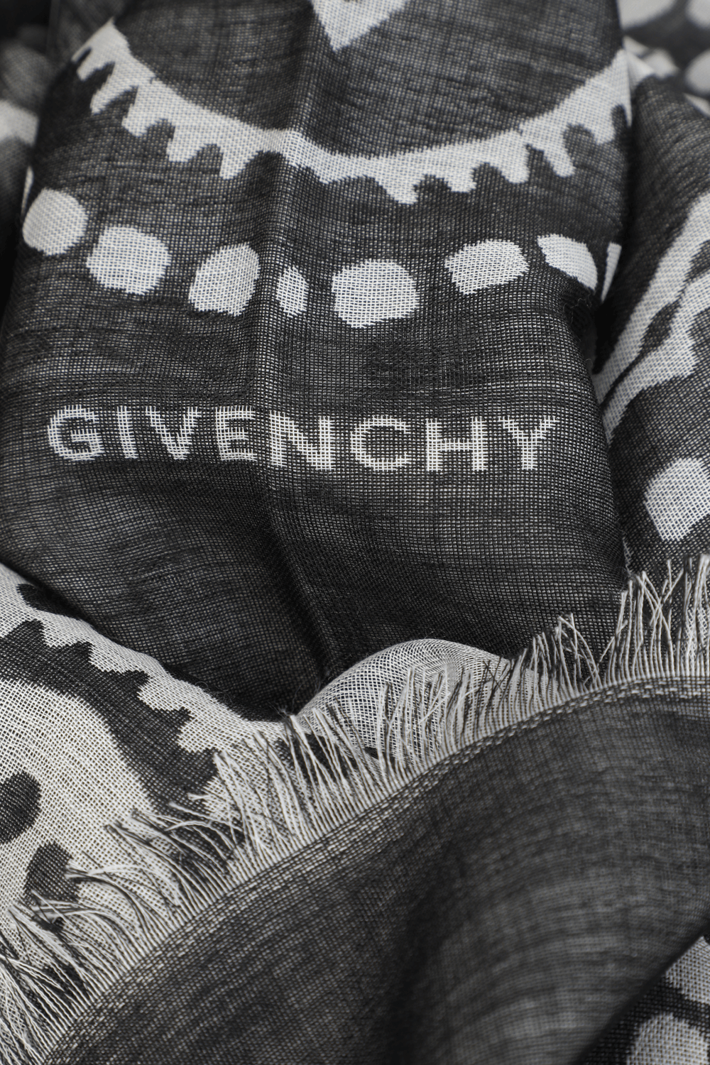 תמונה אחורית של צעיף משי שחור עם עיטורים