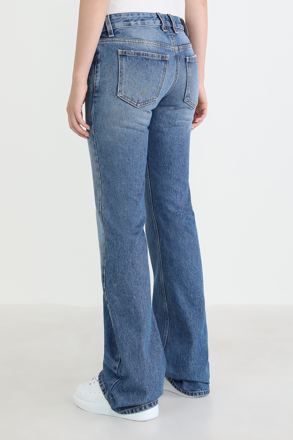 תמונת דוגמן אחורית של מכנסי ג`ינס מתרחבים