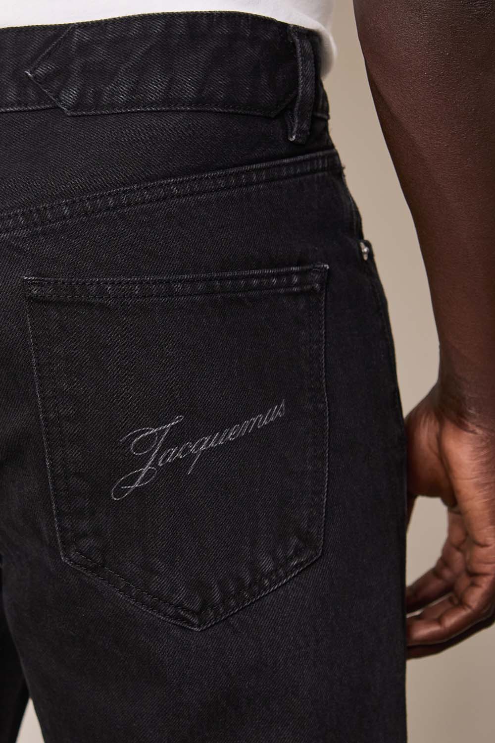 תמונת דוגמן אחורית של מכנסי ג'ינס ישרים