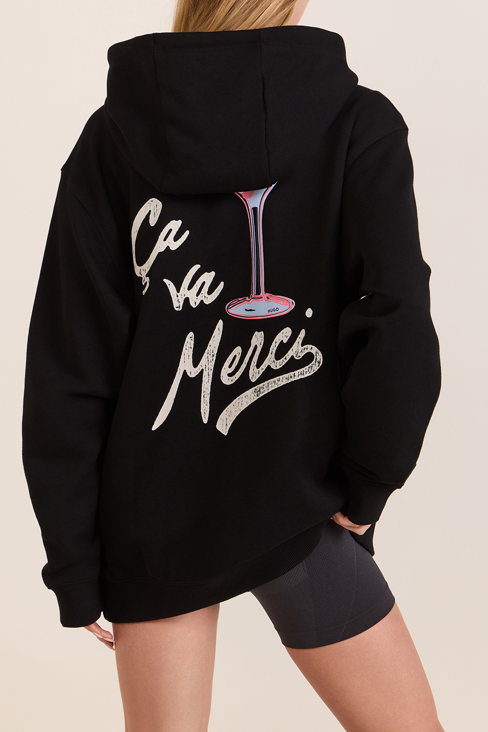 תמונת דוגמן אחורית של סווטשירט קפוצ'ון