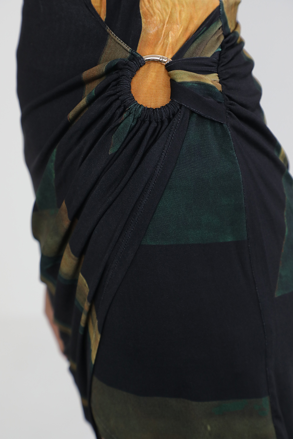 תמונת תקריב דוגמן של חצאית מיני מעטפת