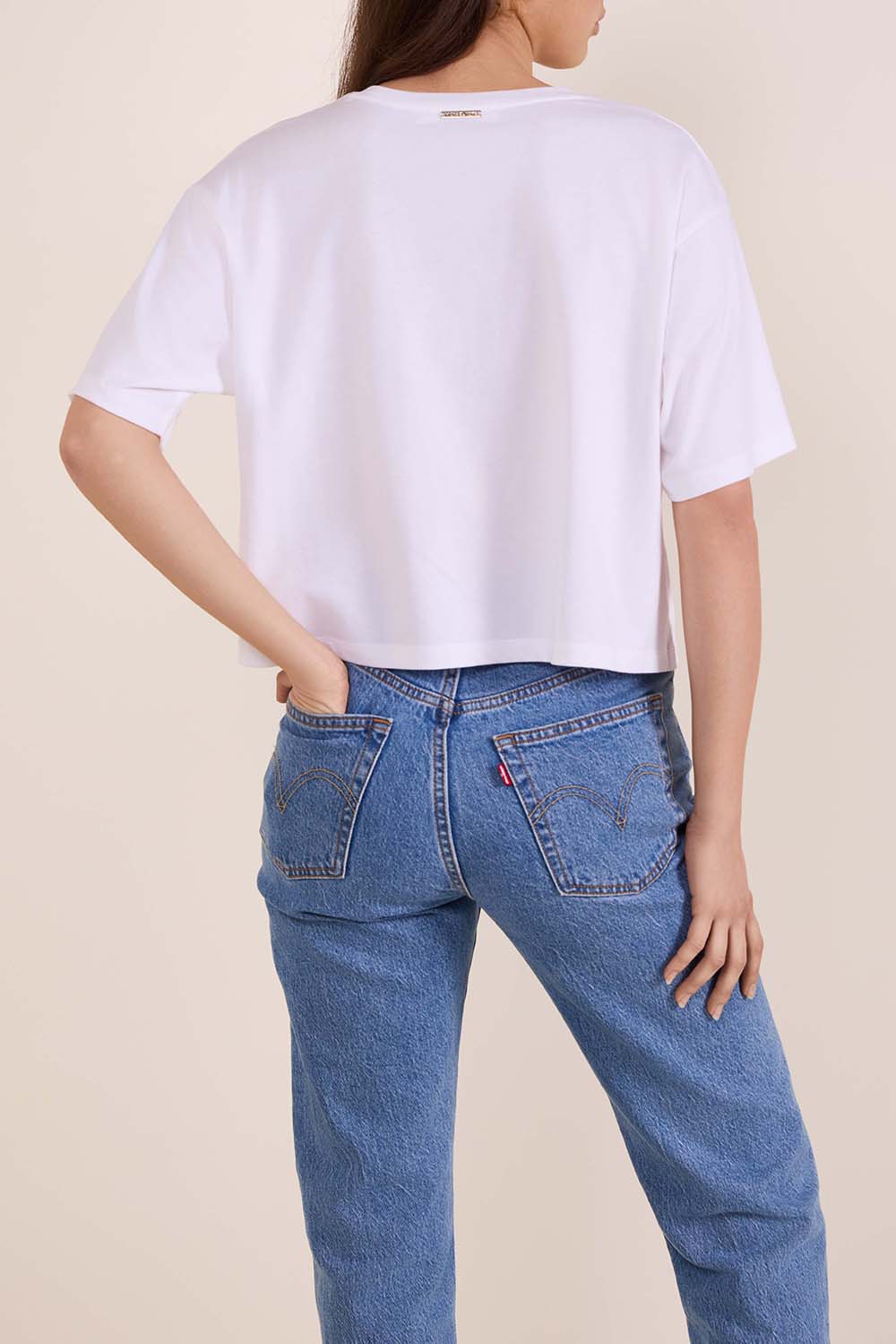 תמונת דוגמן אחורית של חולצת טי